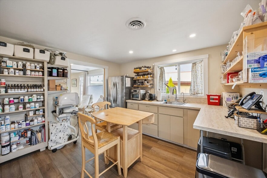 More Photos Of 615 SE 1st Ave, Canby Office For Sale