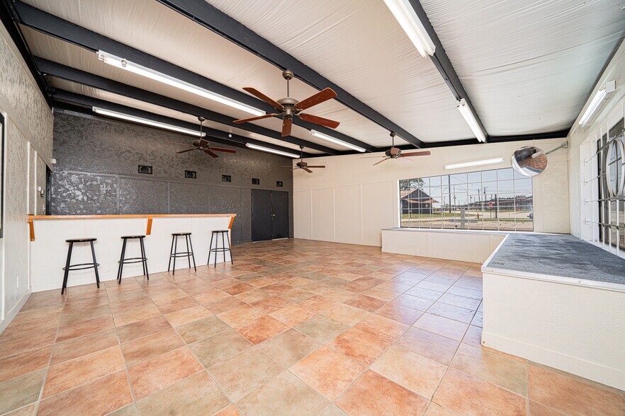 More Photos Of 118 Industrial Blvd, Kilgore Flex For Lease