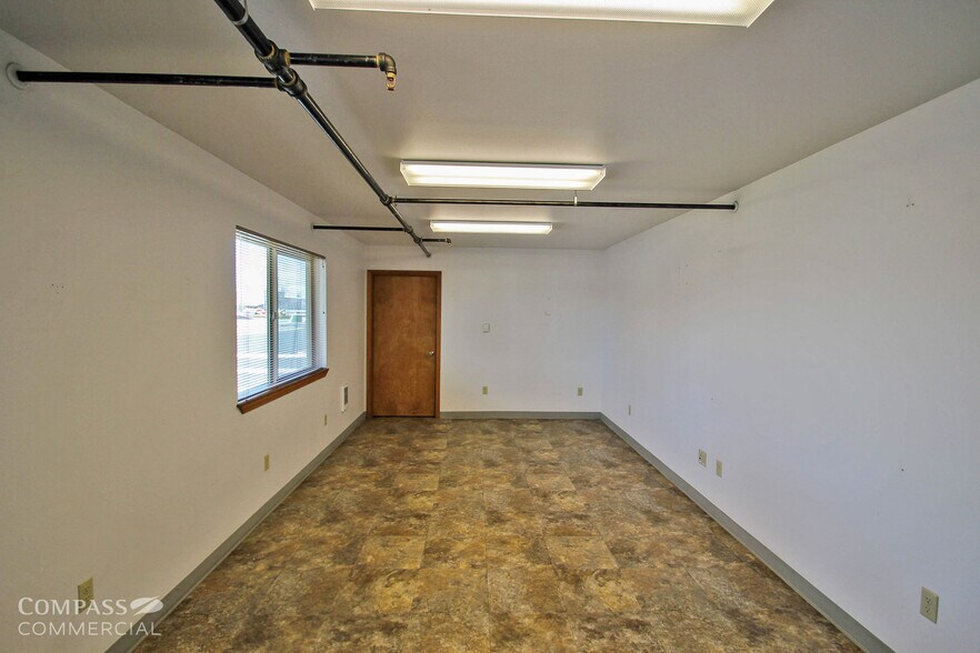 More Photos Of 520 Bridgeford Blvd, Bend Industrial For Lease