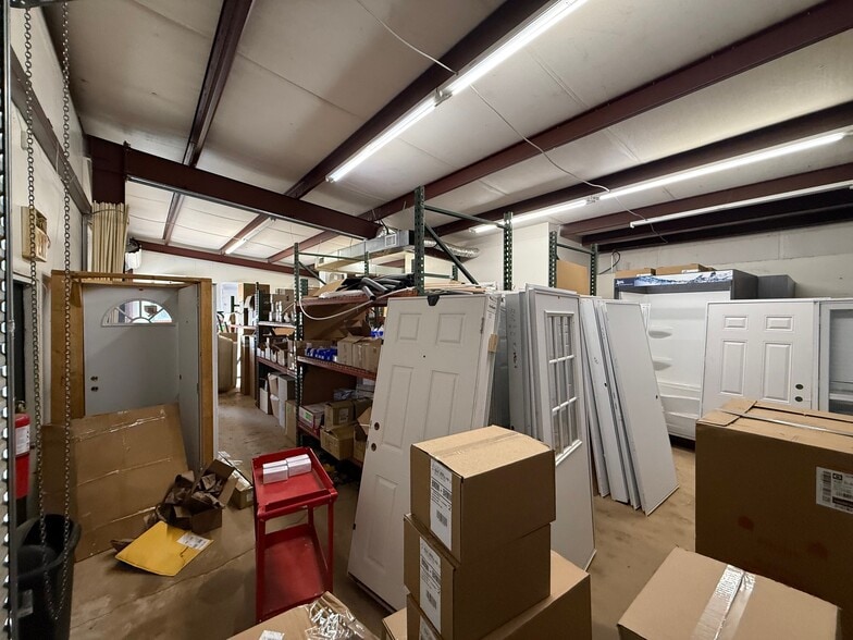 More Photos Of 1601 Spring Dr, Opelika Showroom For Lease