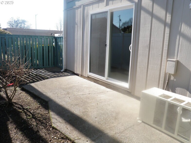 More Photos Of 2510 E 8TH St, Vancouver Apartments For Sale