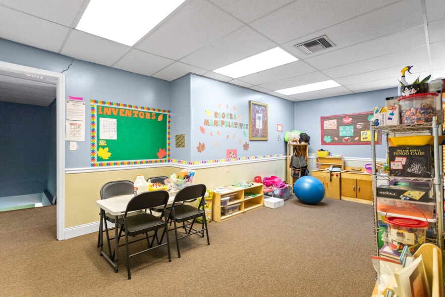 More Photos Of 2025 N Dixie Hwy, Pompano Beach Storefront Retail Office For Sale