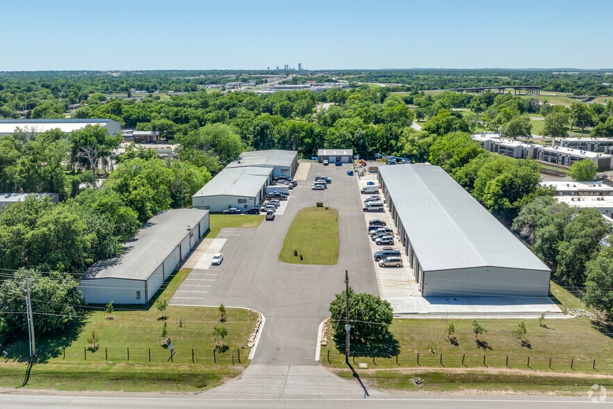 Primary Photo Of 126 N Garnett Rd, Tulsa Unknown For Lease