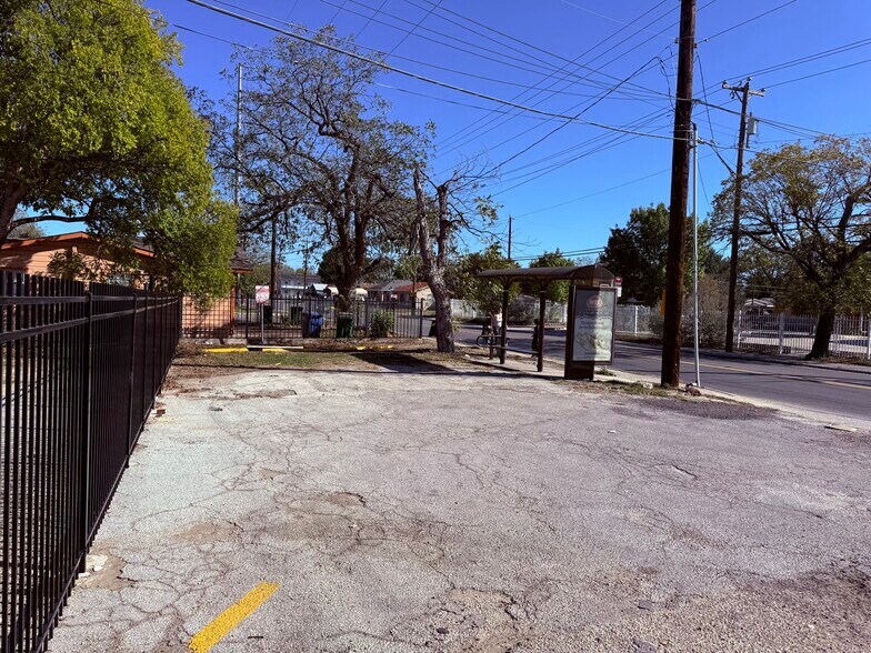 More Photos Of 1246 S General McMullen Dr, San Antonio Storefront Retail Office For Lease