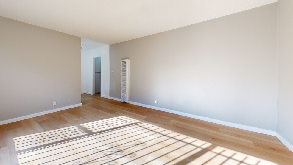 More Photos Of 533-535 W 75th St, Los Angeles Apartments For Sale