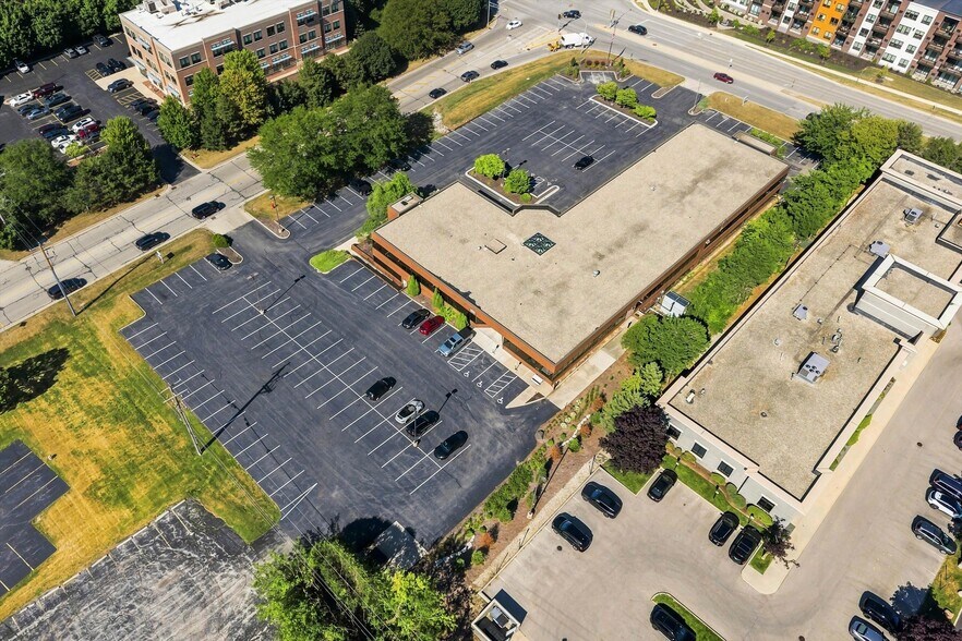 More Photos Of 601-611 N Barker Rd, Brookfield Office For Lease