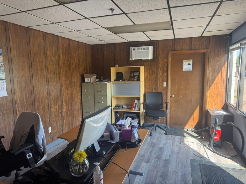 More Photos Of 18 Thompson Rd, East Windsor Light Manufacturing For Sale