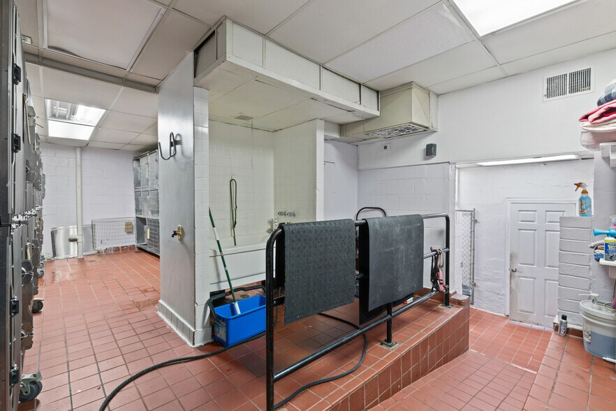 More Photos Of 5915 Belair Rd, Baltimore Veterinarian Kennel For Sale