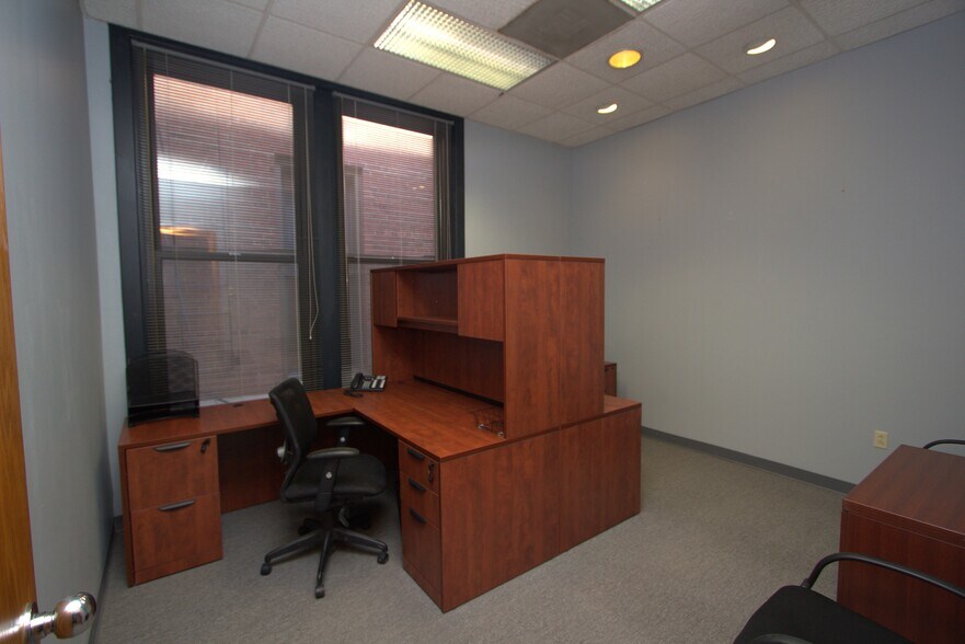 More Photos Of 100-104 N Main St, Saint Charles Office For Lease