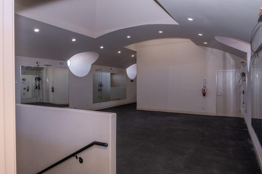 More Photos Of 8607 McPherson Rd, Laredo Office For Lease