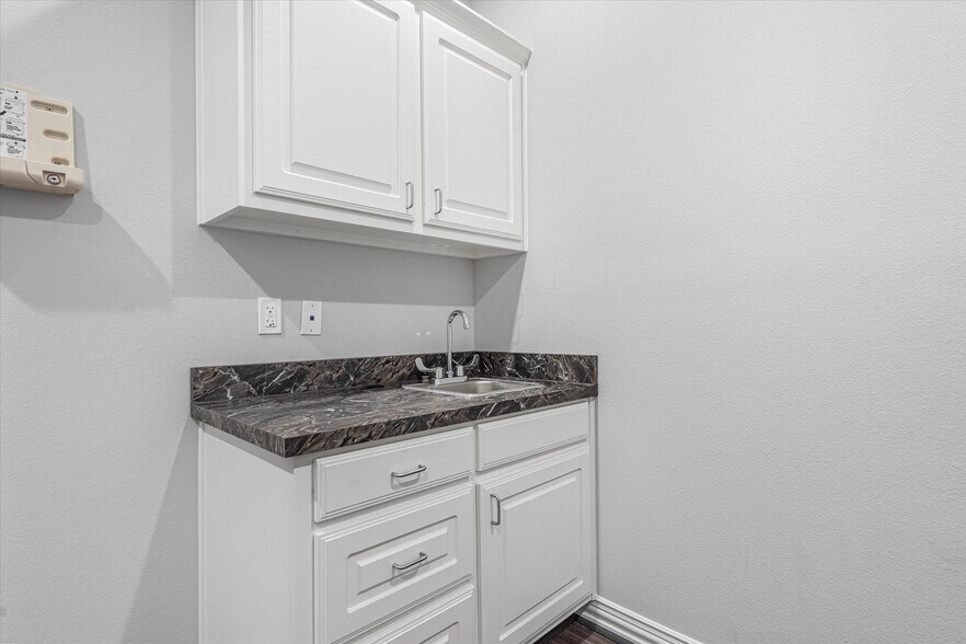 More Photos Of 425 Old Newman Rd, Frisco Medical For Sale