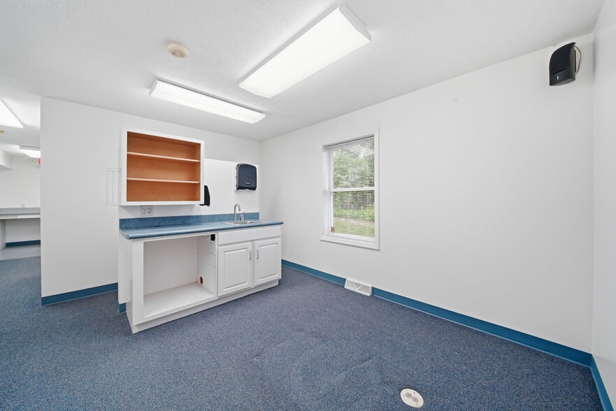More Photos Of 3165 County Farm Rd, Jackson Storefront Retail Office For Sale