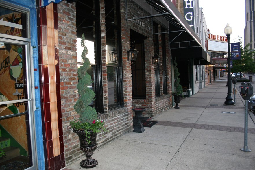 More Photos Of 111 E Erwin St, Tyler Storefront Retail Office For Lease