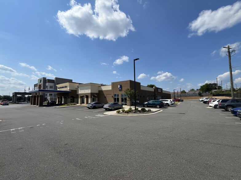 More Photos Of 8920 Memorial Pky, Huntsville General Retail For Sale