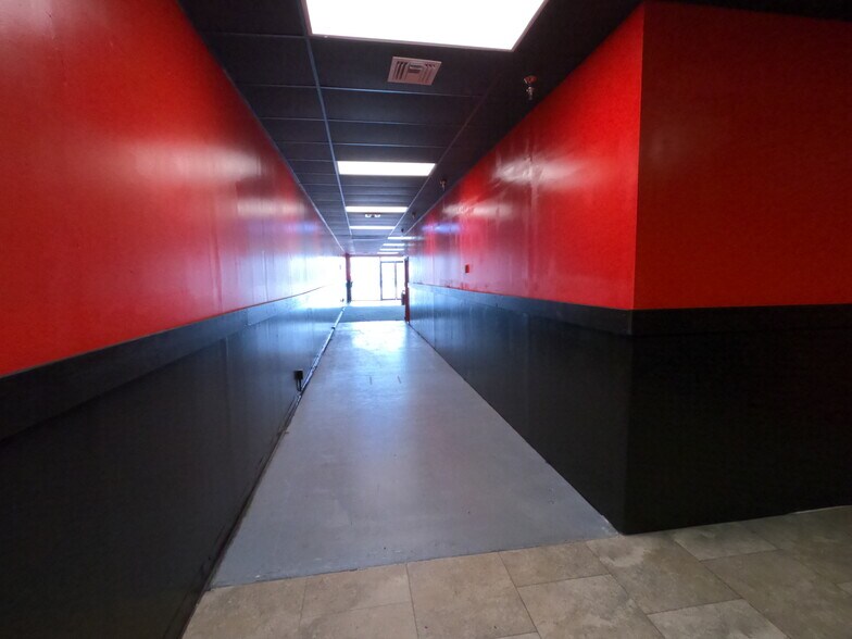 More Photos Of 7685 Pines Blvd, Pembroke Pines Showroom For Lease