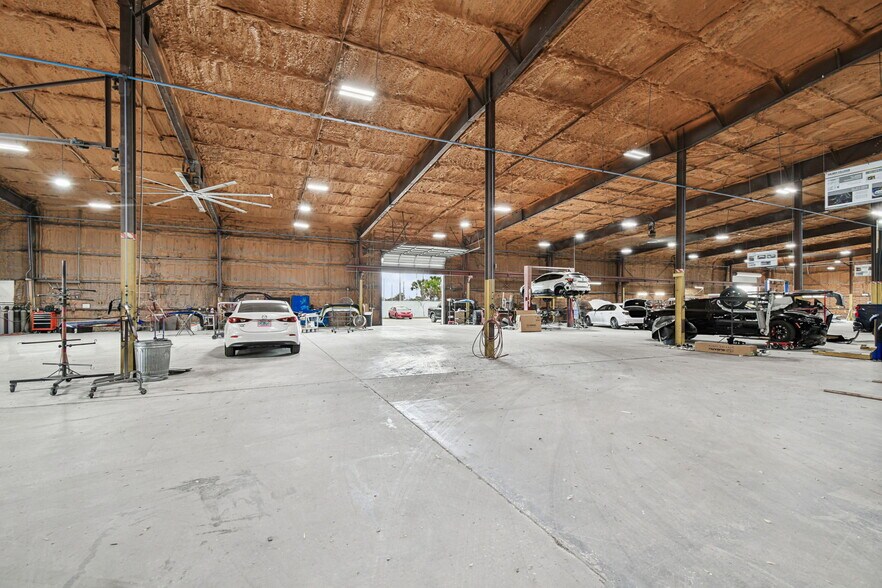 More Photos Of 4811 W Sligh Ave, Tampa Warehouse For Lease