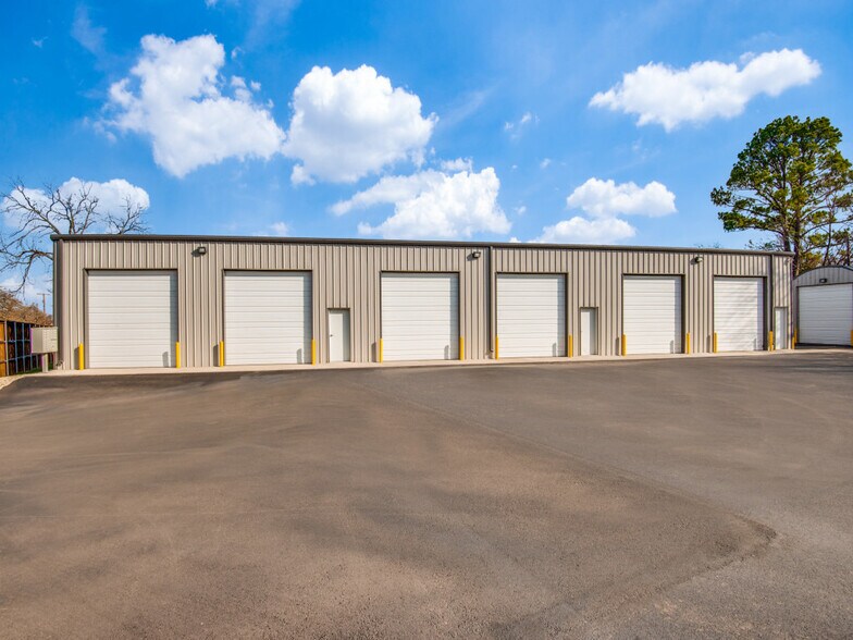More Photos Of 708 E Hundley Dr, Lake Dallas Warehouse For Lease