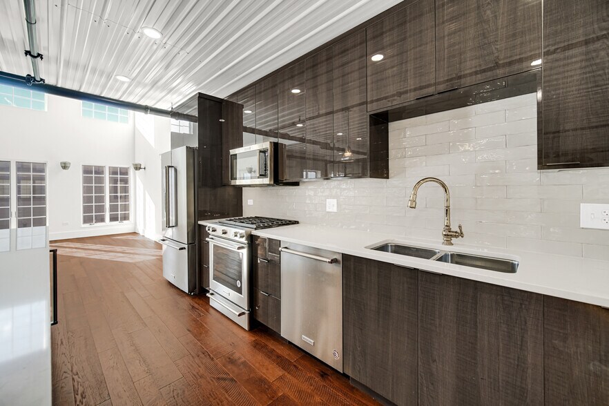 More Photos Of 2244 Ferry Rd, Naperville Flex For Sale