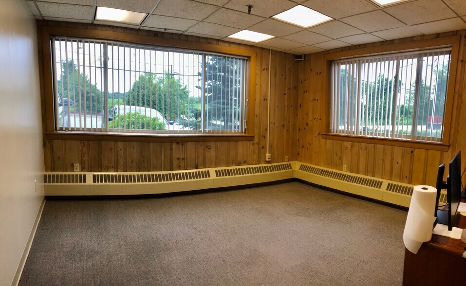 More Photos Of 1 Horseshoe Pond Ln, Concord Light Distribution For Sale