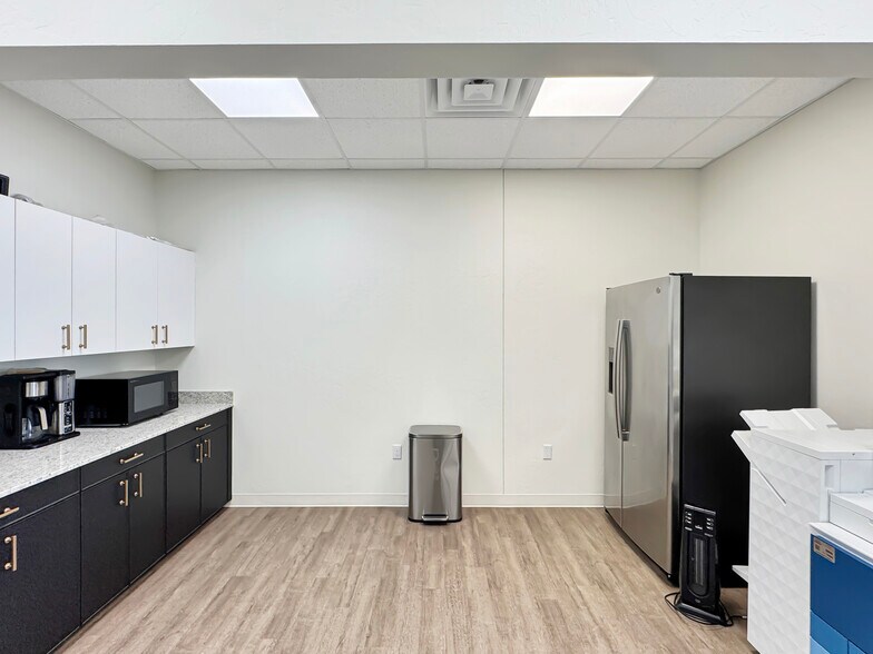 More Photos Of 901 E Main St, Yukon General Retail For Lease