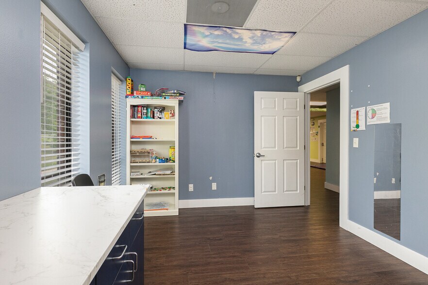 More Photos Of 500 W Daniels St, Ozark Office For Sale