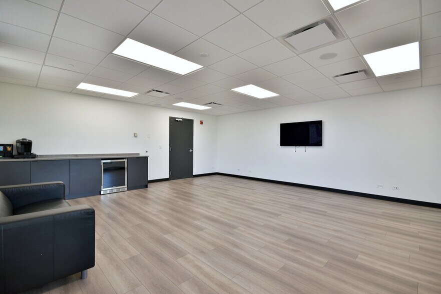 More Photos Of 6363 W 73rd St, Bedford Park Manufacturing For Lease