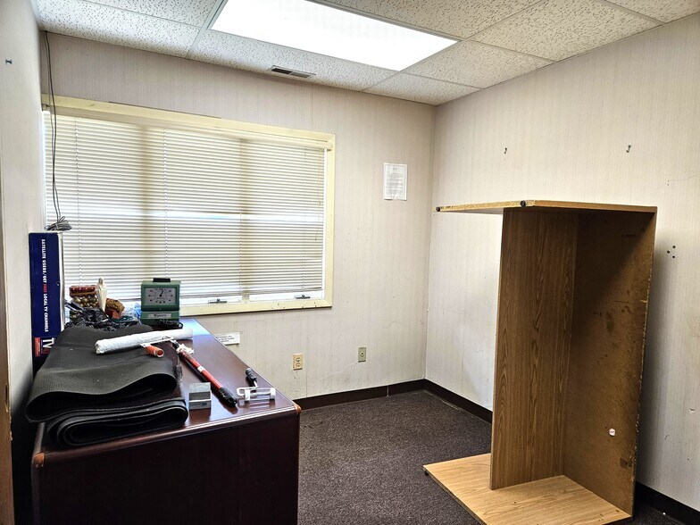 More Photos Of 3215 Christy Way S, Saginaw Flex For Sale