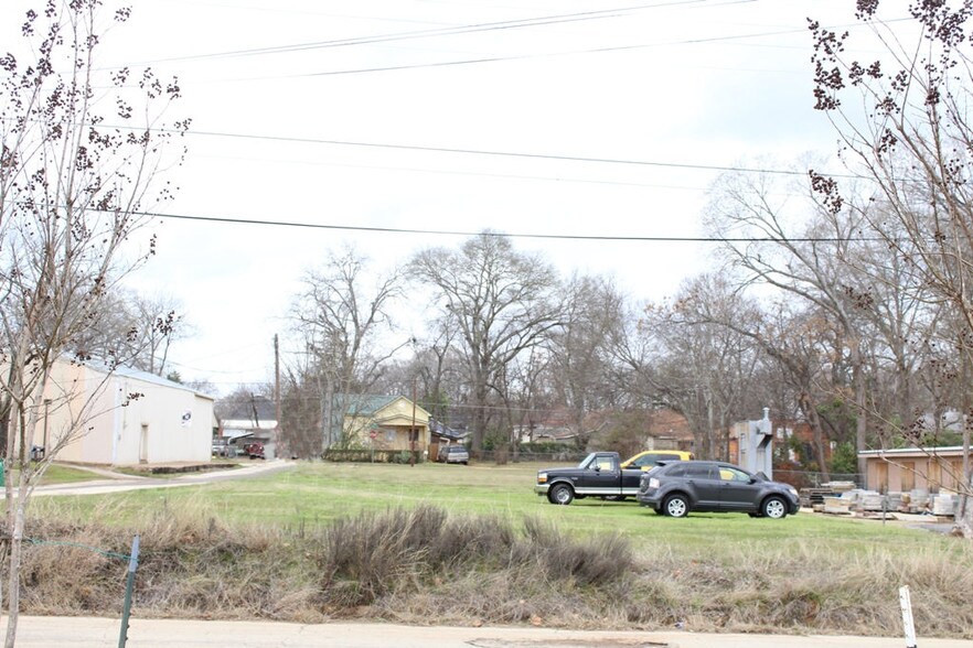 More Photos Of 919 W Debard St, Palestine Land For Lease