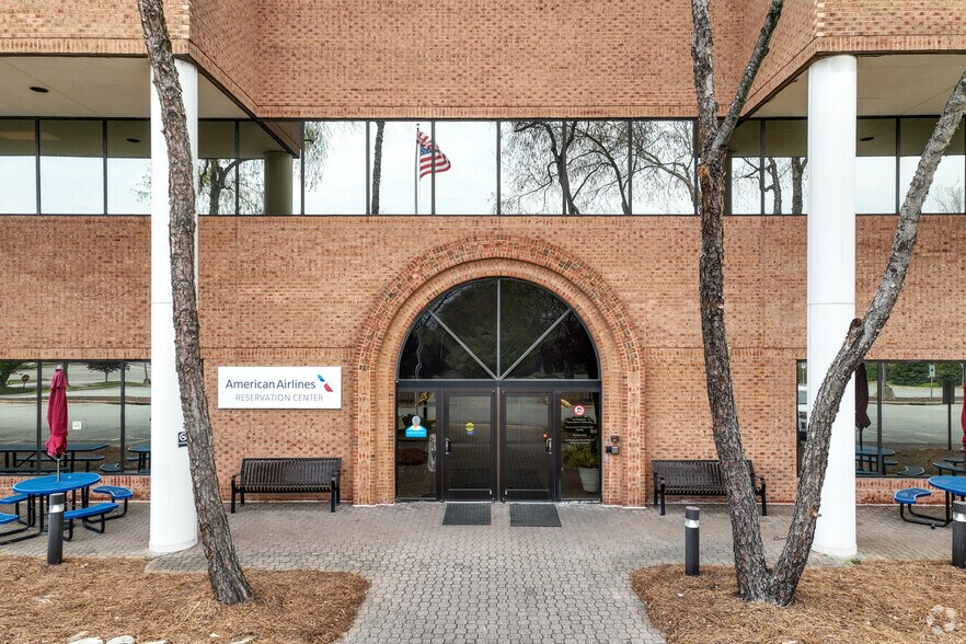 More Photos Of 799 Hanes Mall Blvd, Winston-Salem Office For Lease