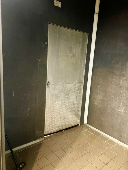 More Photos Of 210 N Western Ave, Los Angeles Storefront For Lease