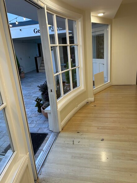More Photos Of 307-309 Marine Ave, Newport Beach Storefront For Lease