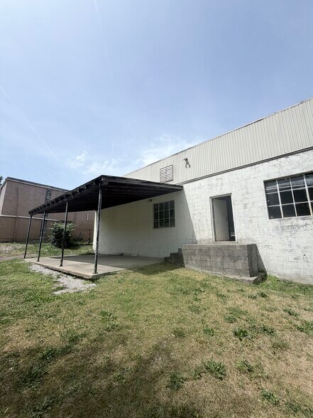 More Photos Of 209 N Estill Ave, Richmond Warehouse For Lease