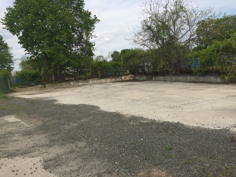 More Photos Of 2 Rossmore Ave, Central Islip Warehouse For Lease