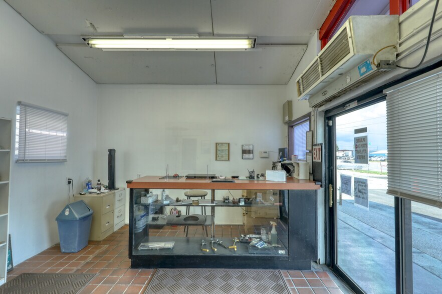More Photos Of 1400 N Hercules Ave, Clearwater Convenience Store For Sale