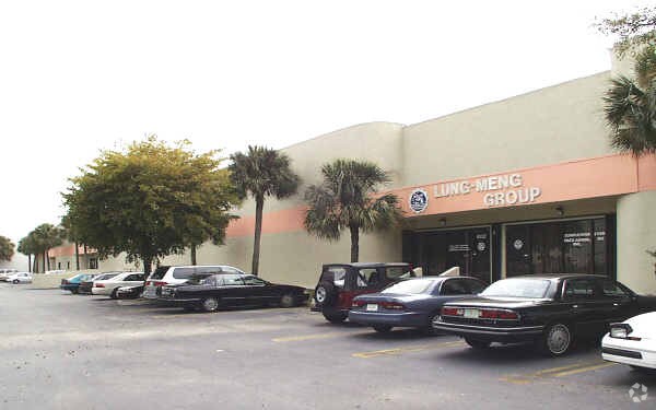 More Photos Of 2011-2031 NW 89th Pl, Miami Showroom For Lease