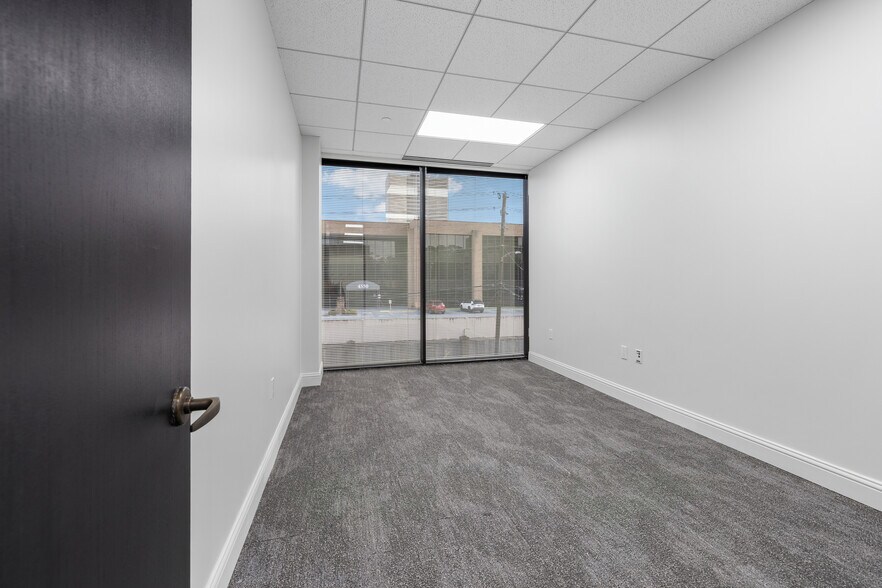 More Photos Of 17 S Briar Hollow Ln, Houston Office Residential For Lease