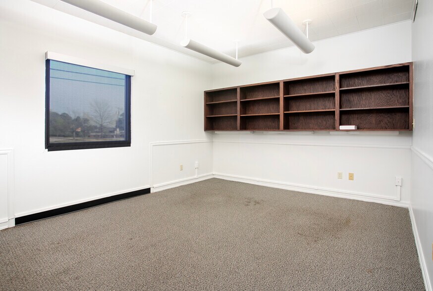 More Photos Of 415 Beckham Ave, Tyler Storefront For Sale