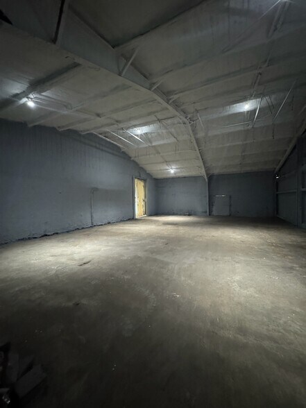 More Photos Of 2800 Delano St, Pensacola Warehouse For Lease