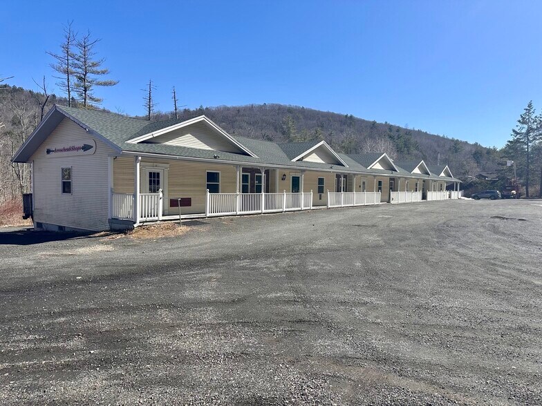 More Photos Of 1105 Mohawk Trl, Shelburne General Retail For Sale