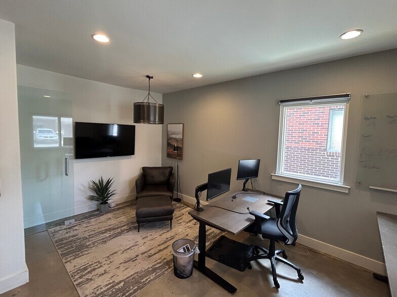 More Photos Of 400 Sugartree Ln, Franklin Office For Sale