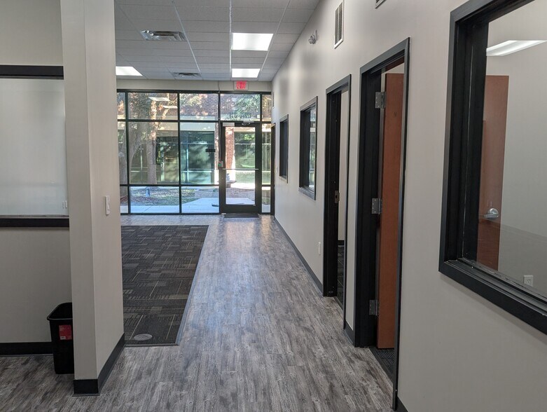 More Photos Of 12276 San Jose Blvd, Jacksonville Coworking Space