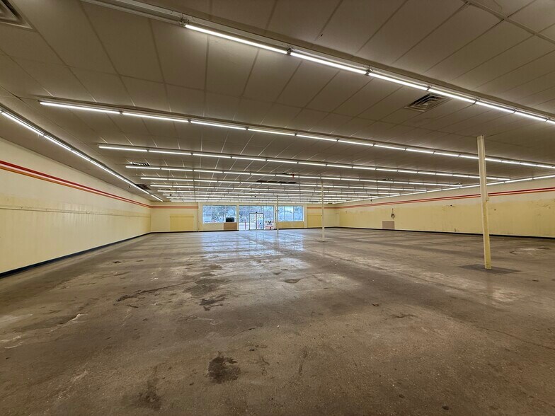 More Photos Of 504 N EE Wallace Blvd, Ferriday Storefront For Sale