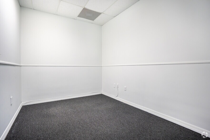 More Photos Of 11350 66th St N, Largo Office Residential For Lease