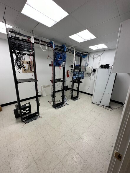 More Photos Of 25 Nassau Ln, Island Park Office For Lease