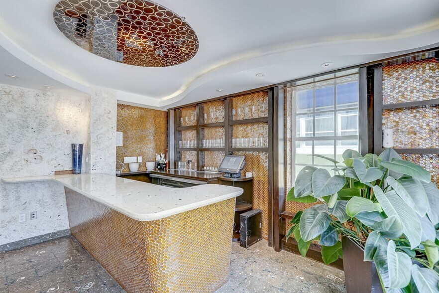 More Photos Of 820 Ocean Dr, Miami Beach Restaurant For Sale