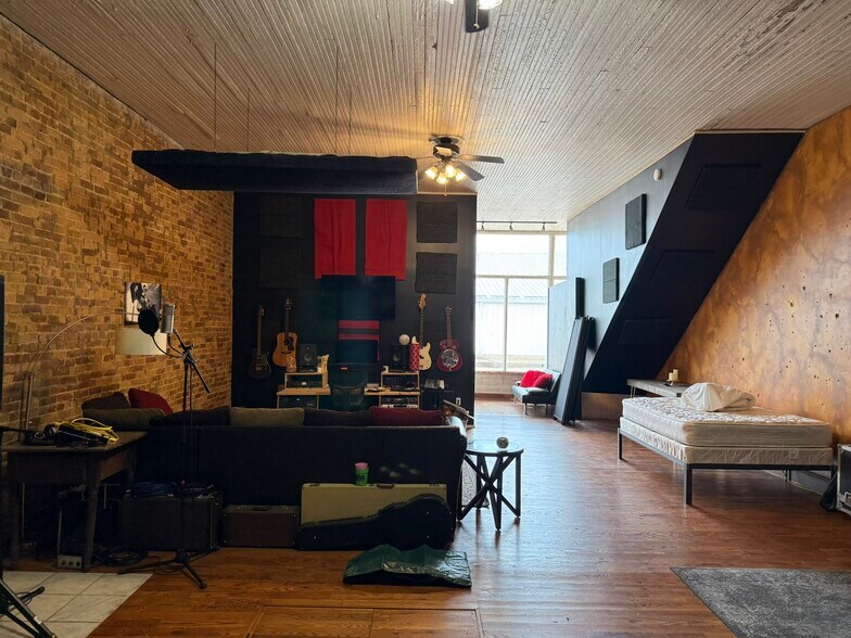 More Photos Of 207 W Main St, Ash Grove General Retail For Sale