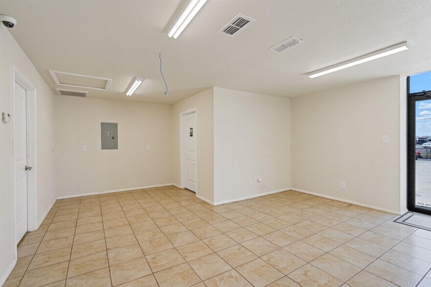 More Photos Of 159 Braddie Dr, Del Rio Light Distribution For Sale