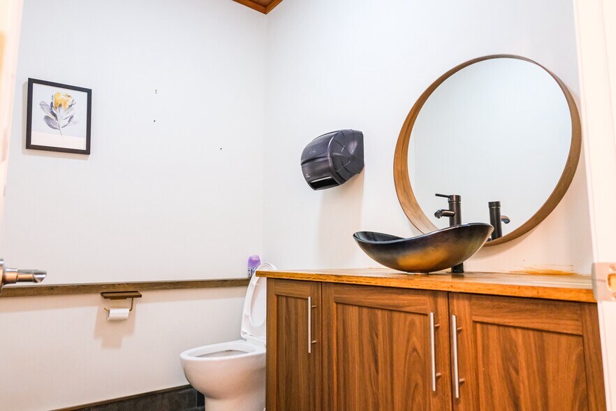 More Photos Of 155 E Beaver Creek Rd, Richmond Hill Office For Sale