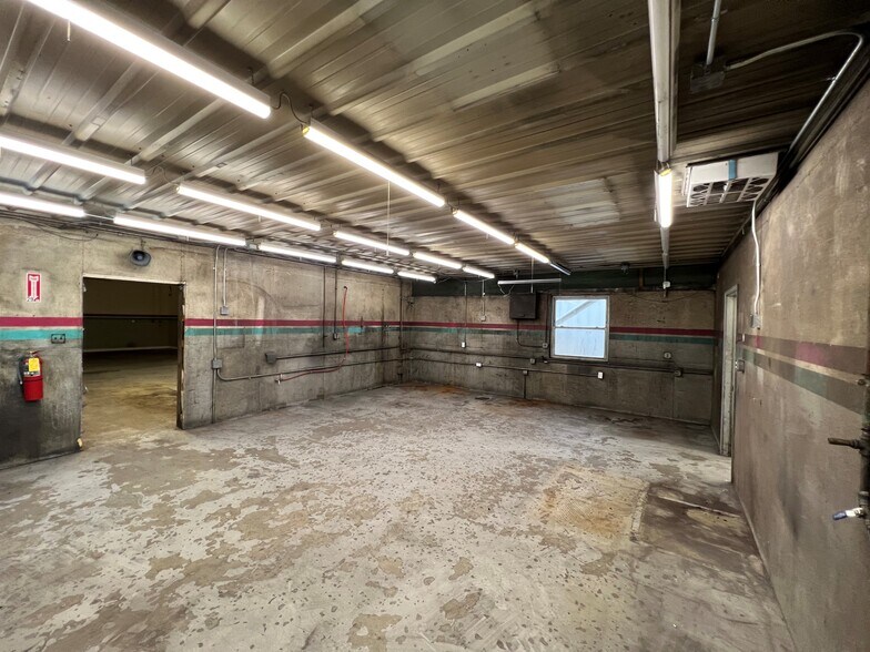 More Photos Of 616A-622 S Main St, Hebron Warehouse For Lease