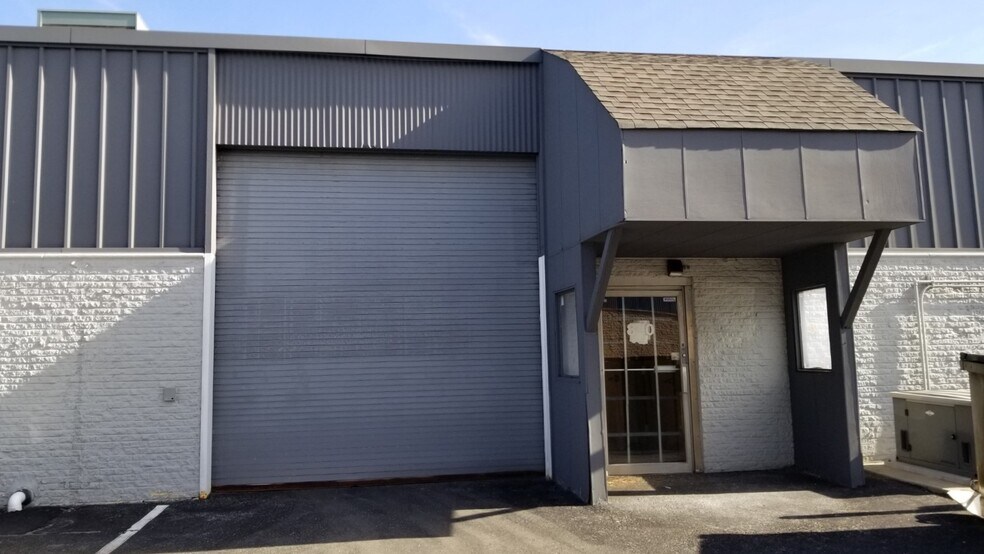 More Photos Of 800-820 Shames Dr, Westbury Warehouse For Lease